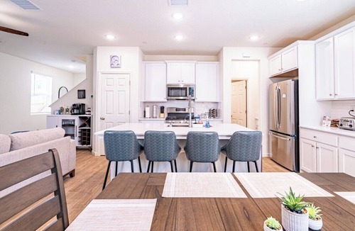 Raisin House | Designer 3.5 Bedroom, 2023 Built Home in Fresno near the Airport & Clovis