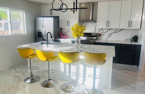 Townsite House | Designer 5BR Villa Near Strip, Neon Vibes & HotTub