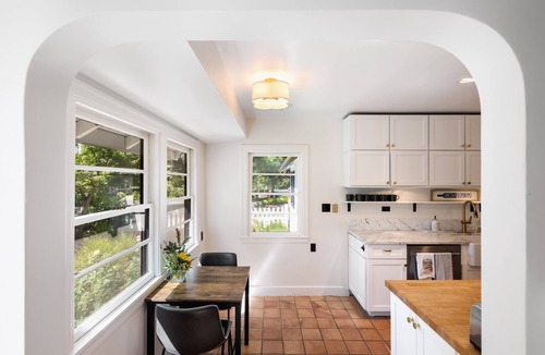 St. Helena House | Designer Downtown Saint Helena Home. Walking Distance to Downtown!
