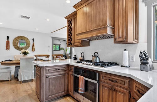 Silver Triangle House | Designer Home + Backyard Oasis + Firepit | Mins to Universal | Laurel Terrace