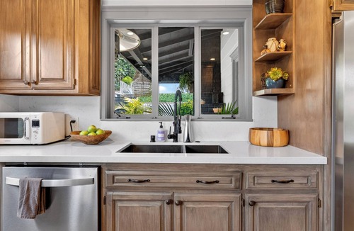 Silver Triangle House | Designer Home + Backyard Oasis + Firepit | Mins to Universal | Laurel Terrace