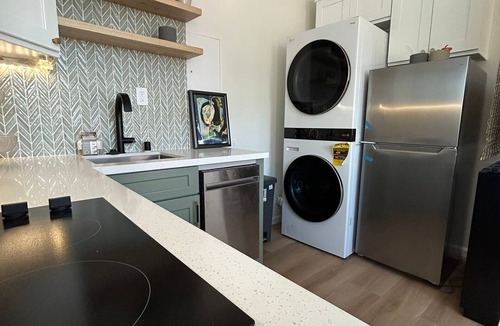 Ontario Bed & Breakfast | DESIGNER TINY HOME FULLY FURNISHED Utilities INCL., High Ceiling, Mountain views