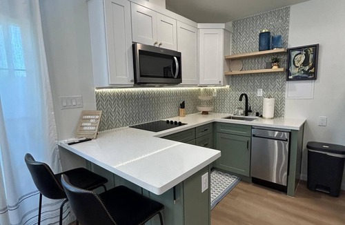 Ontario Bed & Breakfast | DESIGNER TINY HOME FULLY FURNISHED Utilities INCL., High Ceiling, Mountain views