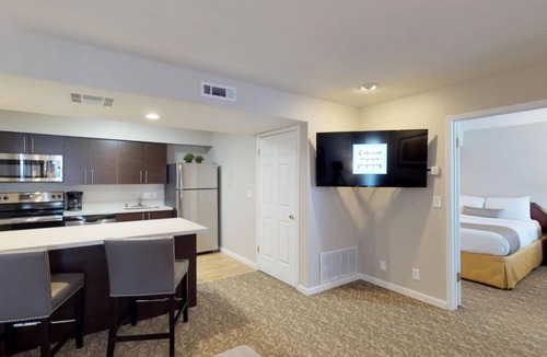 Newark Hotel | Desk & Fireplace Included – Spacious 2 Suite with Free Breakfast