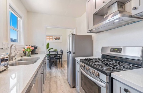 Alhambra House | Detached house Prime & Private location King Bed!