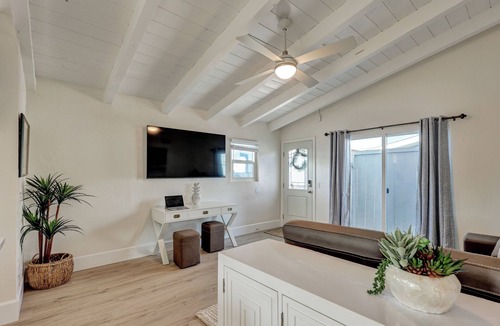 San Clemente Apartment | Discover this beach close 2-bedroom apartment in downtown San Clemente!