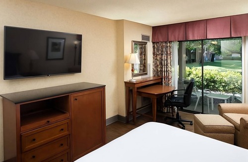 Redding Hotel | Discover Views of the Cascade Mountains and Luxury at Red Lion Hotel Redding!