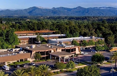 Redding Hotel | Discover Views of the Cascade Mountains and Luxury at Red Lion Hotel Redding!