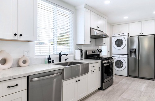 Fullerton House | Disney Getaway: 8-Min Drive + Cozy Yard & Firepit