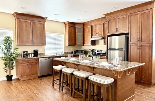 Placentia House | Disneyland Getaway Tri-level Gated Townhome