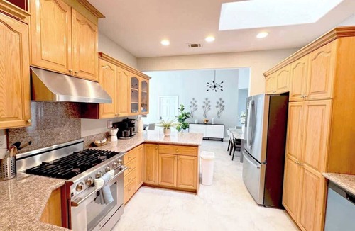 Sherwood Forest and Thistle Development House | Disneyland/Knott's 6BR, 4BA, 3000 sqft, No Tax