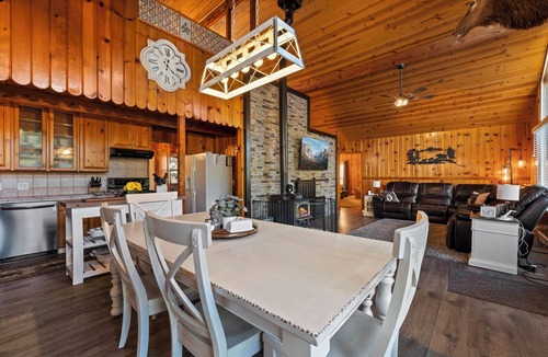 Mi-Wuk Village Cabin | Dodge Ridge Parking Pass~ Pet Friendly ~ Fast WiFi ~ EV Charger & More