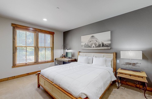 Mammoth Lakes Condo | Dog-friendly condo near skiing and golf with hot tub, fireplace & washer/dryer