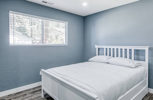 Lincoln Park House | Dog-friendly home with fast WiFi, washer/dryer, & enclosed backyard, sleeps 6