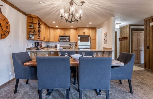 Mammoth Lakes Condo | Dog-friendly, Mountain Condo! Resort amenities! Wood burning stove