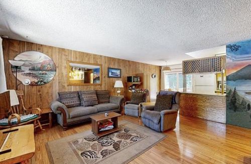 Pineland House | Dog-Friendly Tahoe City House Near Hiking and Skiing - Walk to Lake