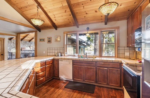 Groveland House | Dos Pinos - Spacious Lakefront Cabin w/Game Room by Yosemite Region Resorts