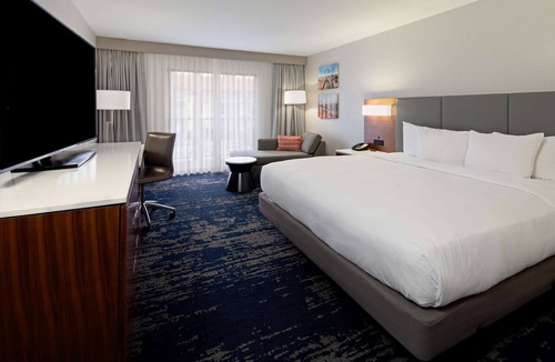 Bakersfield Hotel | DoubleTree by Hilton Hotel Bakersfield