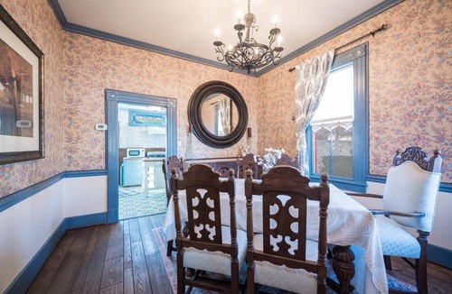 Paso Robles House | Downtown Paso Robles Victorian Walk to Wine + Dining