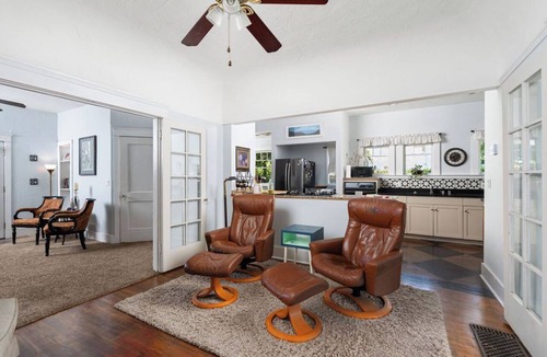 Riviera - Westchester Apartment | Downtown Perfection