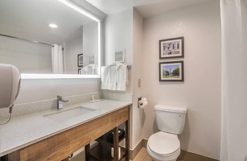 Downtown Sacramento Hotel | Downtown Sacramento King Suite w/Breakfast & Pool