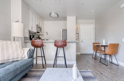 Emeryville Apartment | Dreamy Emeryville 1BR w/ Gym, Pool, Parking, 15 min to SF, by Blueground