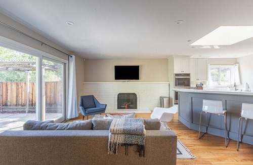 Waverly Park House | Dreamy Mountain View 4BR w/Backyard & Vaulted Ceilings, by Blueground