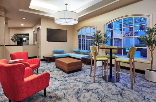 Valencia Hotel | Dual Queen Room for Families | 0.1 Miles to Six Flags Magic Mountain Thrills