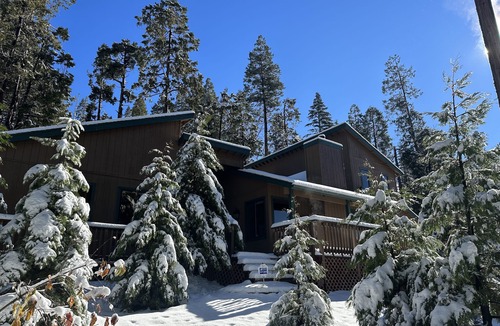 Shaver Lake Cabin | Eɛclusive 2-Acre Mountain Retreat- Spa, Rock Fireplace, AC, Game Room, 5 Star!