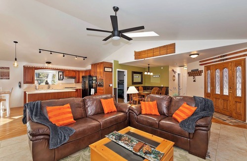 Big Bear Lake Cabin | Eagle Point Retreat: Walk To Meadow Park! Single Story With Peek-A-Boo Lake Views!