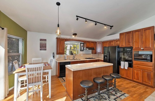 Big Bear Lake Cabin | Eagle Point Retreat: Walk To Meadow Park! Single Story With Peek-A-Boo Lake Views!
