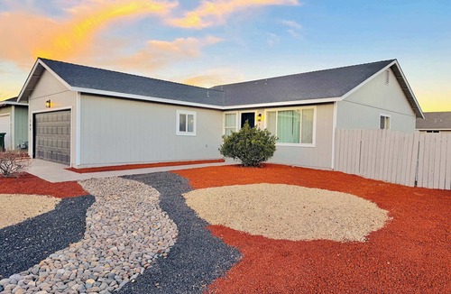 Fernley House | Echo Desert House-20 Min to USA Pkwy/4BR/2Bathrooms|Sleeps 9