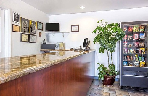 Ridgecrest Hotel | Econo Lodge Inn & Suites near China Lake Naval Station