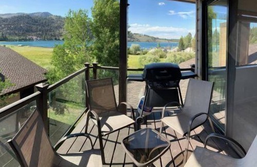 June Lake Condo | Edgewater #4 NEWLY RENOVATED! “GARAGE PARKING“ EN-SUITE KING SIZE BED