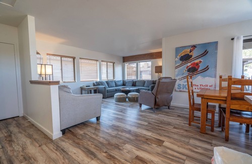 June Lake Condo | Edgewater #4 NEWLY RENOVATED! “GARAGE PARKING“ EN-SUITE KING SIZE BED