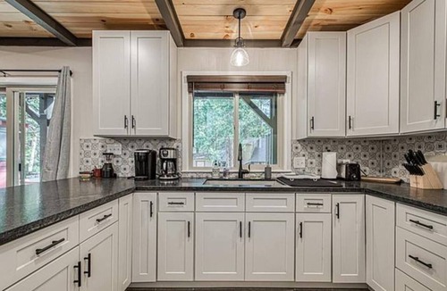 Shaver Lake Cabin | Elderberry Cabin - Location Goals + Tub Time