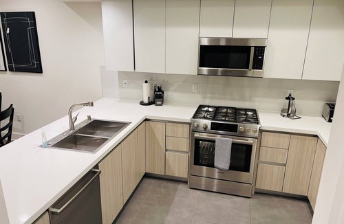 Beverly Grove Apartment | Elegant 3BD/3BA Rental – Heart of Beverly Hills