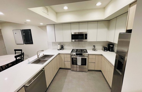 Beverly Grove Apartment | Elegant 3BD/3BA Rental – Heart of Beverly Hills