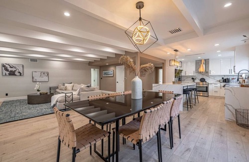 Valley Glen House | Elegant 5 Bedroom Hot Tub Private Parking