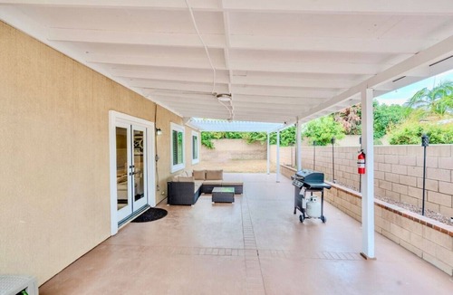 Ontario House | Elegant 5BR Gem @Ontario w/Grill | Near Airport