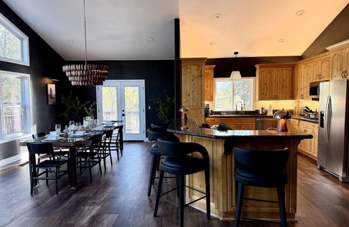 Mariposa House | Elegant *Blackwood Grove* by Casa Oso