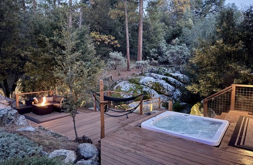 Mariposa House | Elegant *Blackwood Grove* by Casa Oso