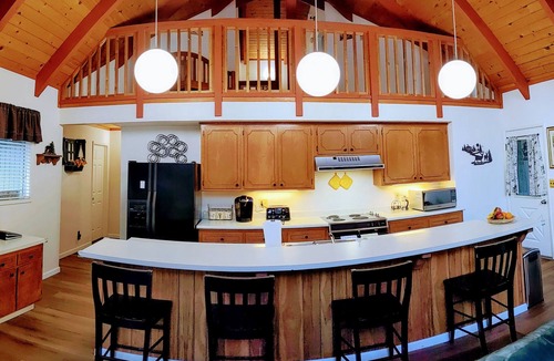 Groveland House | Elegant cabin w/WiFi, Central AC and Heating, Lovely Deck and Large Yard