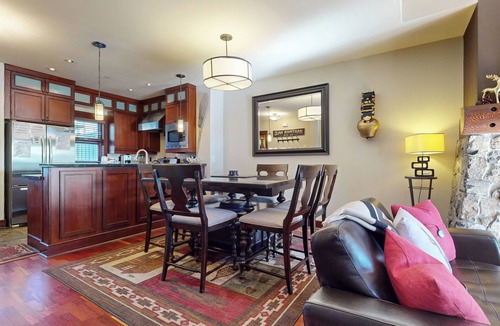 Mammoth Lakes House | Elegant Home, Private Hot Tub & Garage. Next To Biking & Walking Trails