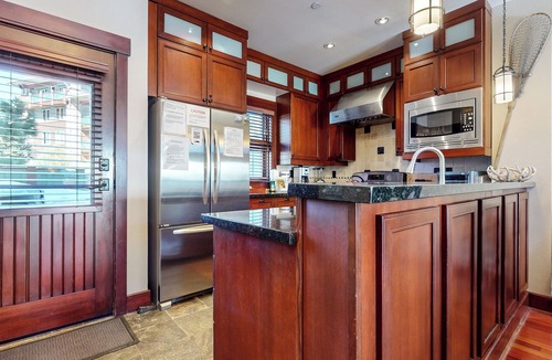 Mammoth Lakes House | Elegant Home, Private Hot Tub & Garage. Next To Biking & Walking Trails