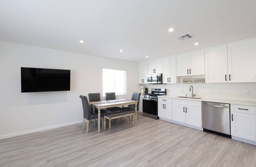 Northridge House | Elegant, luxury contemporary Family-sized vacation home