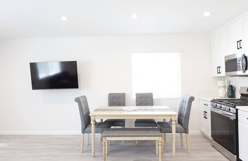 Northridge House | Elegant, luxury contemporary Family-sized vacation home