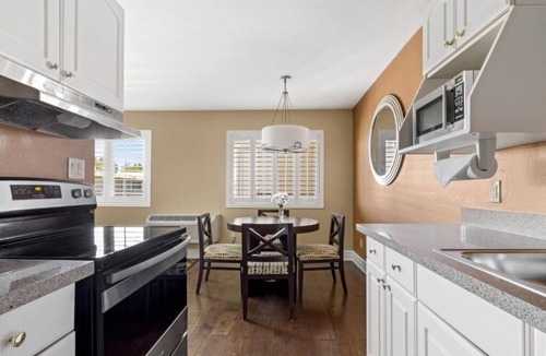 Corte Madera Hotel | Elegant Retreat | Near Golden Gate | Outdoor Pool | Free Parking | BBQ Area