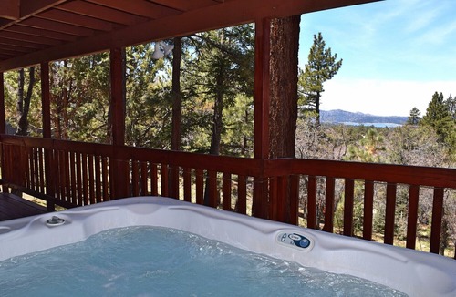 Upper Moonridge Cabin | Emerald Alps by Destination Big Bear : Lake and Mountain Views! Hot Tub! Foosball! Gas BBQ! Close to Bear Mtn!