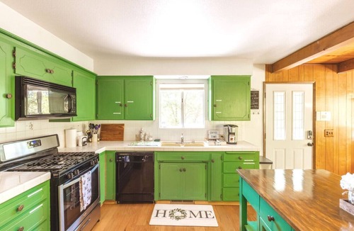 Oakhurst Cabin | Emerald Escape with Hot tub Game Room and Arcade